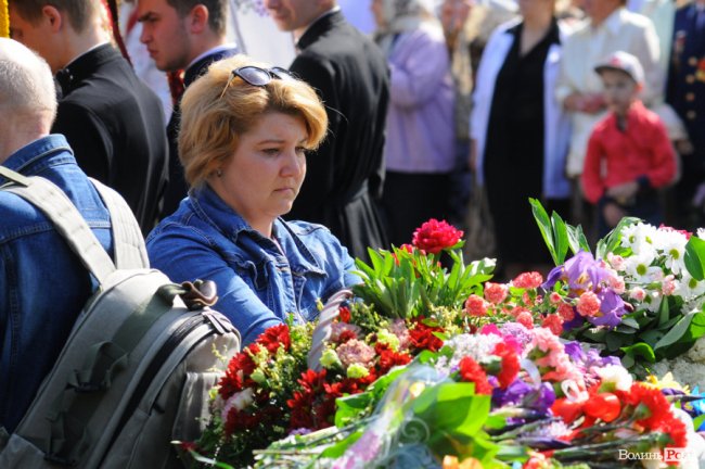 З маками і трояндами: у Луцьку відзначили річницю перемоги над нацизмом. ФОТО