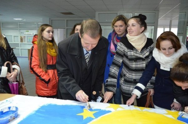 Як у СНУ малювали прапор України-ЄС. ФОТО