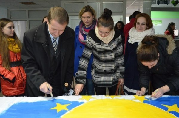 Як у СНУ малювали прапор України-ЄС. ФОТО