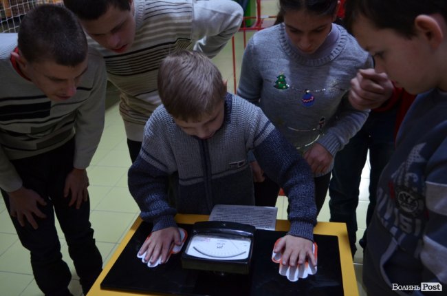 Заступник голови Волинської ОДА показав дива науки і техніки особливим діткам. ФОТО