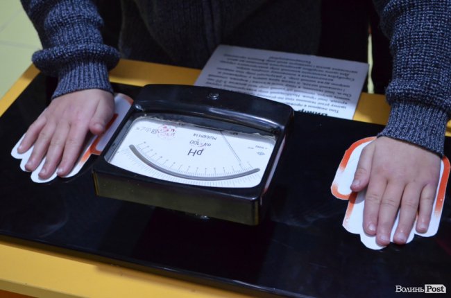 Заступник голови Волинської ОДА показав дива науки і техніки особливим діткам. ФОТО