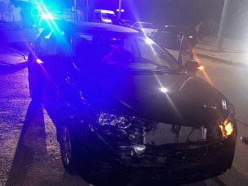 У Луцьку водій в`їхав на припарковану лавету та паркан