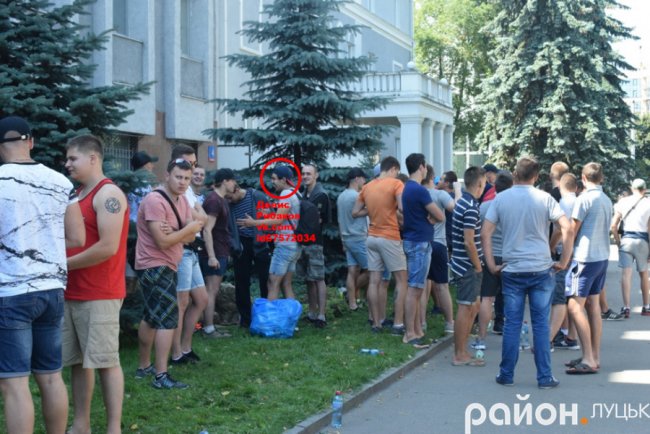 ЗМІ ідентифікували молодиків, які пікетували СБУ