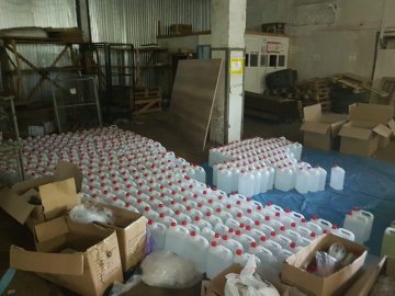 У Луцьку на складі знайшли велику партію фальсифікованих антисептиків. ФОТО