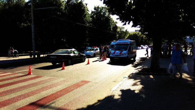 У Луцьку на пішохідному переході Mercedes збив двох дівчат. ФОТО