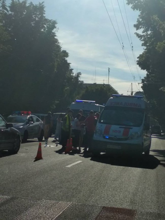 У Луцьку на пішохідному переході Mercedes збив двох дівчат. ФОТО