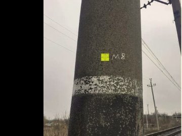 Окупанти ставлять мітки на залізниці, українців просять знищувати їх 
