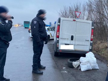 На Рівненщині спіймали голову сільради, який перевозив бурштин вартістю 30 тисяч доларів. ФОТО