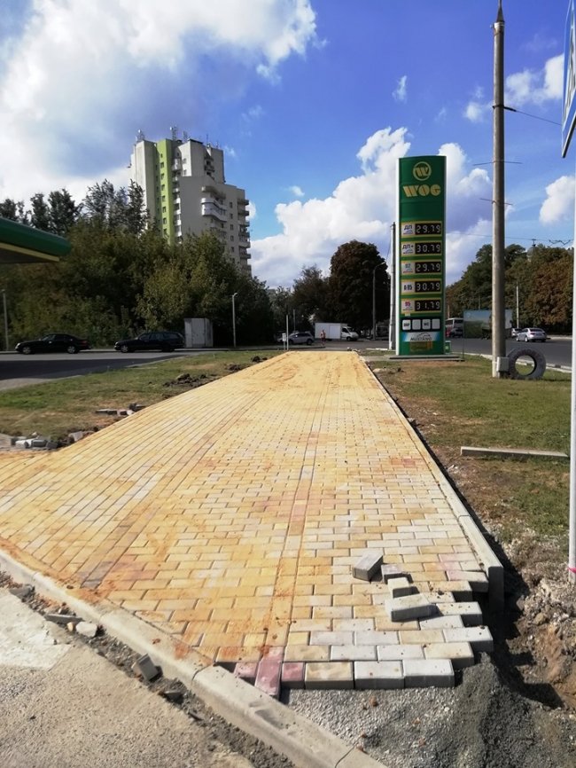 Велодоріжки, бруківка та освітлення: у Луцьку за грантові кошти ремонтують вулицю Рівненську