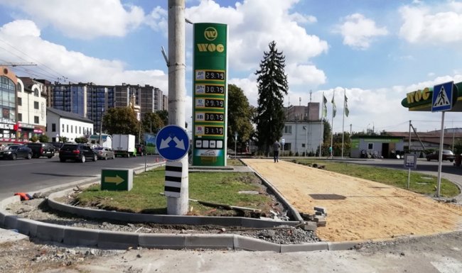 Велодоріжки, бруківка та освітлення: у Луцьку за грантові кошти ремонтують вулицю Рівненську