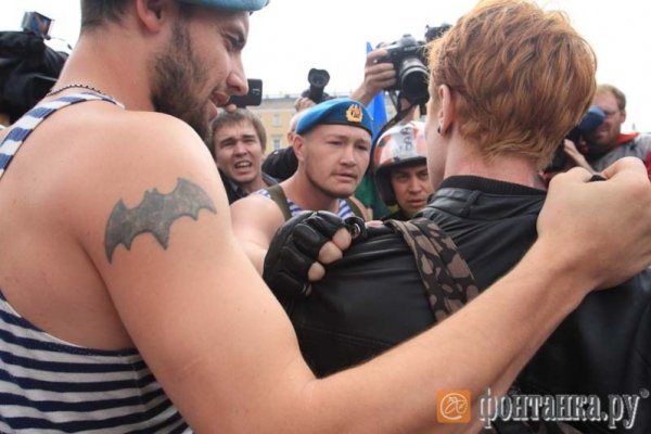 У Росії через гея побилися десантники та омоновці. ФОТО