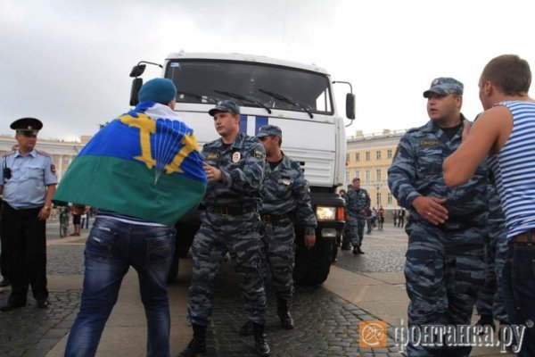 У Росії через гея побилися десантники та омоновці. ФОТО