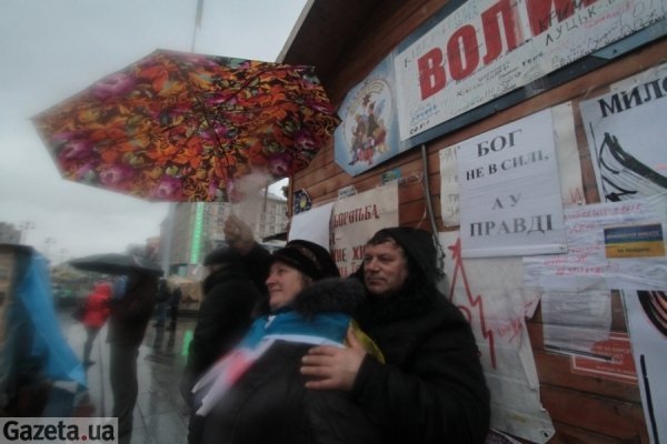 Як Євромайдан бореться з дощем. ФОТО