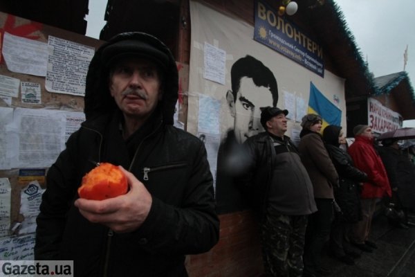 Як Євромайдан бореться з дощем. ФОТО