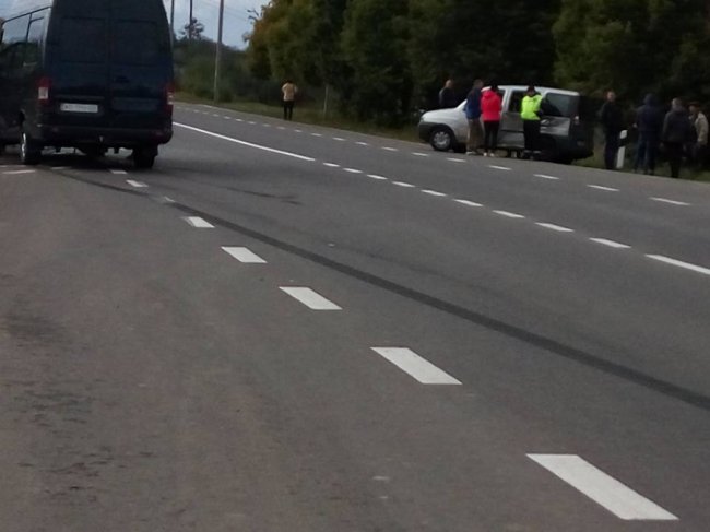 Аварія біля Луцька: бус в'їхав у фургон