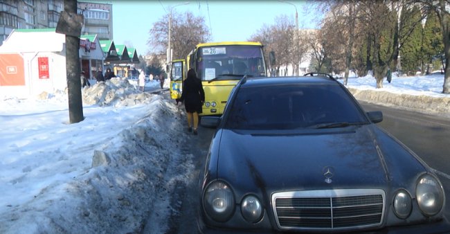 У Луцьку на проспекті Молоді зіткнулися дві маршрутки та автівка. ФОТО