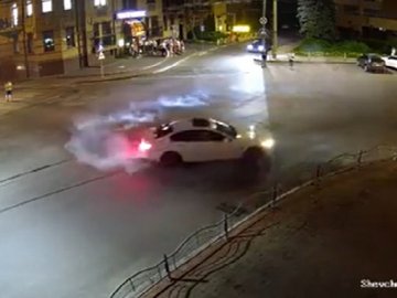 У центрі Луцька водій дрифтував на автомобілі BMW. ВІДЕО