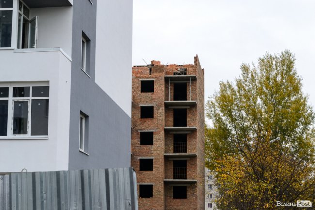 Холод – не завада: як у Луцьку будують «карамельний» житловий комплекс. ФОТО*