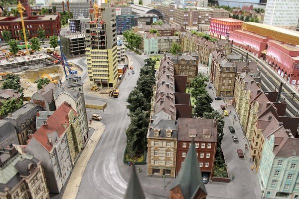 Як і в звичайному місті - тут кипить життя, йде будівництво