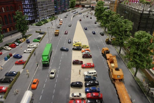 Дорогами їздять автомобілі