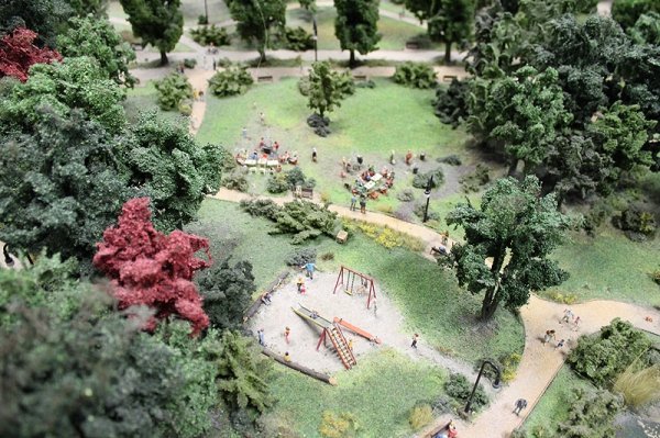 Люди гуляють у парках з дітьми