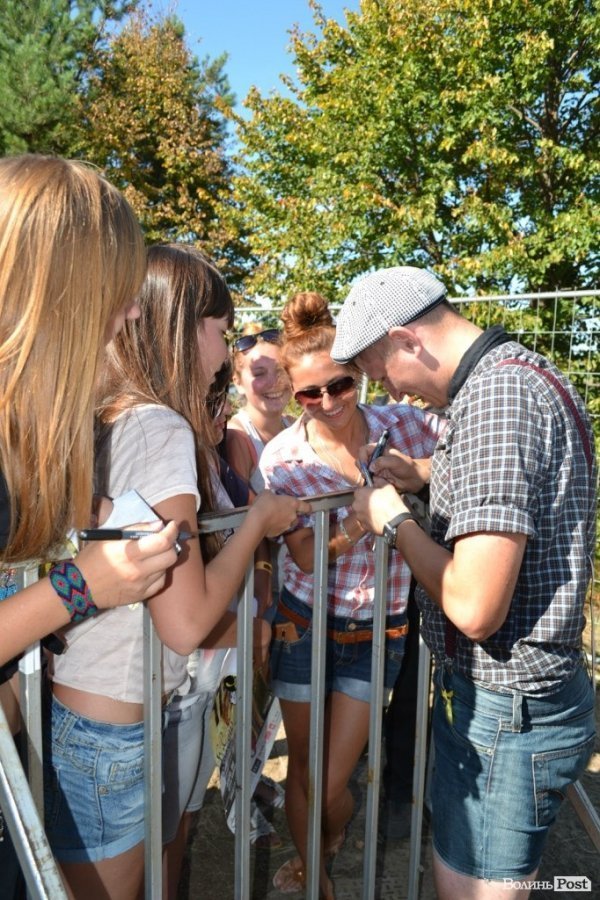 Вокаліст Фіолету Сергій і його юні прихильниці