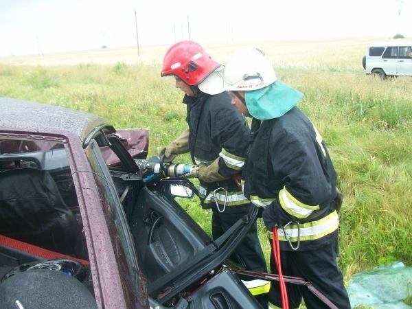 Дорожня аварія на трасі Луцьк-Рівне: авто розбиті вщент, люди - в реанімації. ФОТО