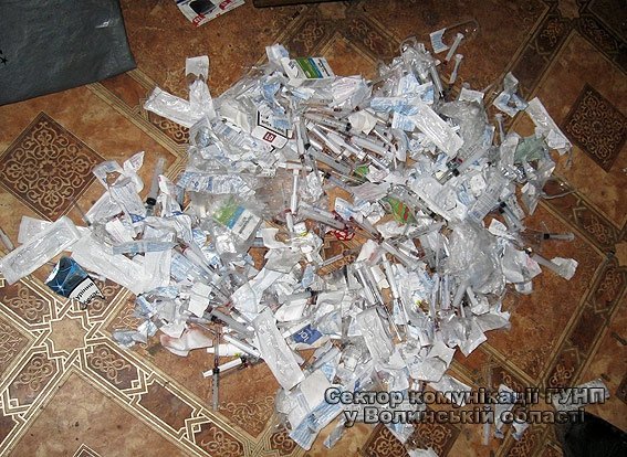 Шприци і наркотики знайшли в квартирі волинянина. ФОТО