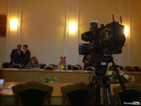 У Волиньраду прийшла журналістка з мишачими вухами. ФОТО