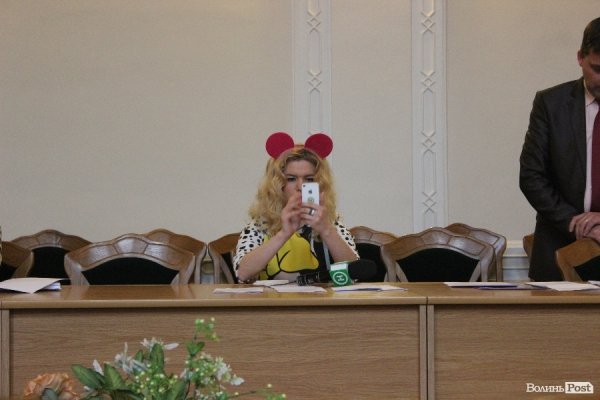 У Волиньраду прийшла журналістка з мишачими вухами. ФОТО
