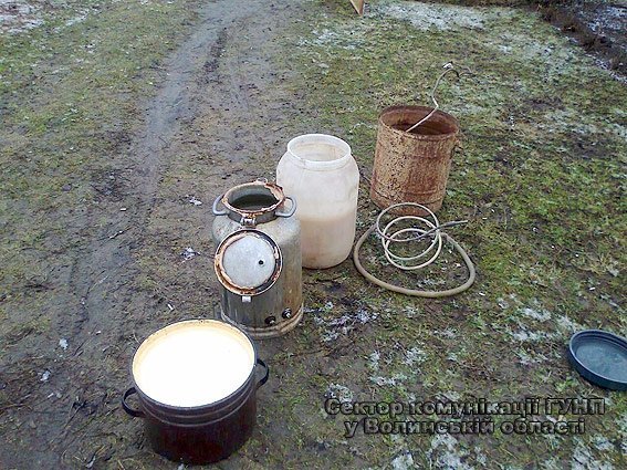 На Волині незаконно виготовляли самогон. ФОТО