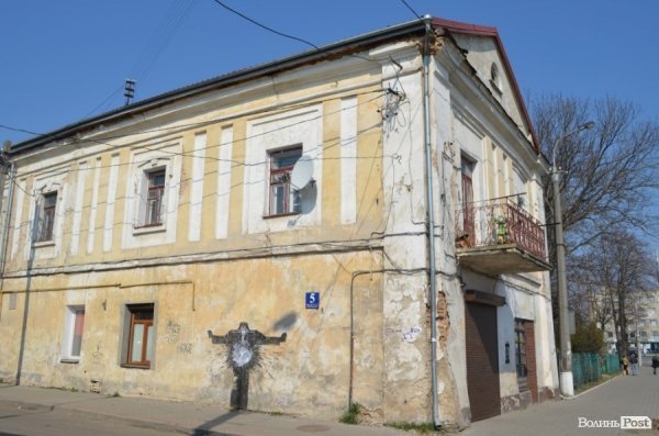Історія без терміну давності: за мешканців аварійного будинку «взялися» у Луцькраді. ФОТО