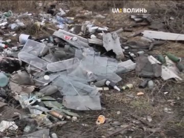 На околицях волинського села люди зробили сміттєзвалище. ВІДЕО