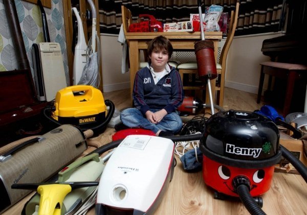 Дев'ятирічний Гаррі Берроуз (Harry Burrows) зібрав колекцію із понад 40 пилососів. Фото: SWNS