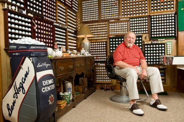 Фанат гольфу Дік Фаленскі (Dick Falenski) є володарем більш ніж 36000 м'ячів для гольфу, які він зберігає в своєму будинку на вулиці з відповідною назвою Вірний шлях (Fairway Drive) у штаті Пенсільванія, США. Фото: ERIC FORBERGER / CATERS NEWS