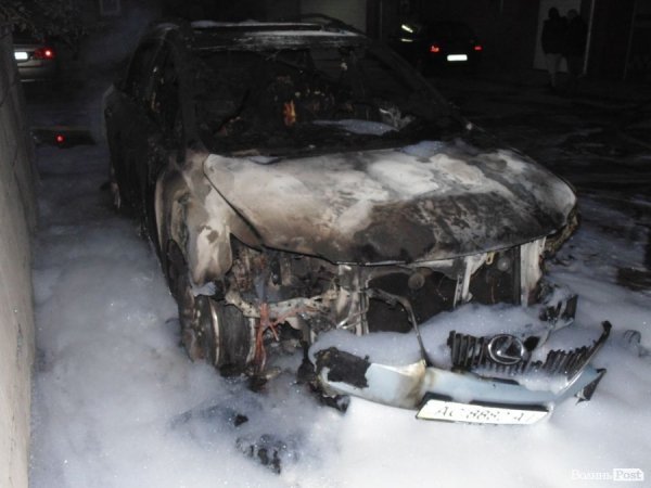 Невідомі спалили машину дружини громадського діяча Володимира Пащенка. ФОТО