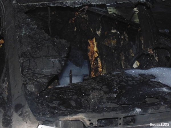Невідомі спалили машину дружини громадського діяча Володимира Пащенка. ФОТО