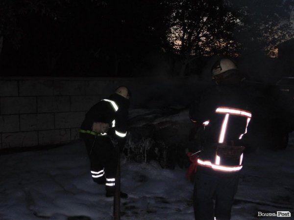 Невідомі спалили машину дружини громадського діяча Володимира Пащенка. ФОТО