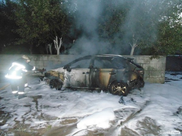 Невідомі спалили машину дружини громадського діяча Володимира Пащенка. ФОТО
