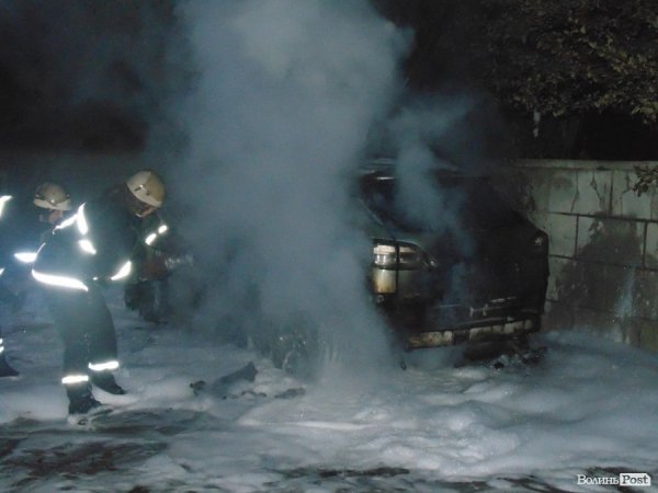 Невідомі спалили машину дружини громадського діяча Володимира Пащенка. ФОТО