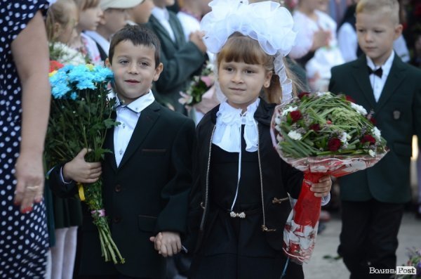 Перший дзвоник у луцьких школах. ФОТОРЕПОРТАЖ