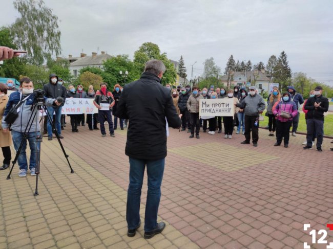 Проти приєднання до Луцька: під Волинською ОДА – мітинг мешканців двох громад. ФОТО