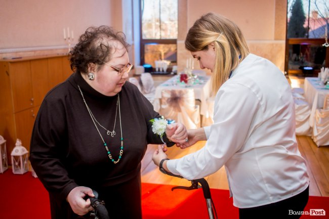 Бенкет, лімузини та королівські наряди: у Луцьку організували  свято для людей з інвалідністю. ФОТО