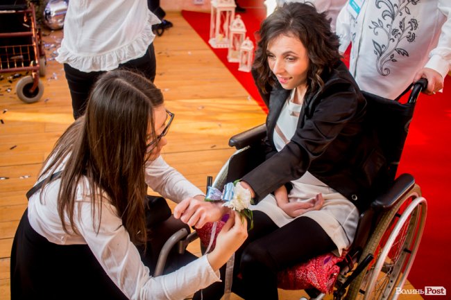 Бенкет, лімузини та королівські наряди: у Луцьку організували  свято для людей з інвалідністю. ФОТО