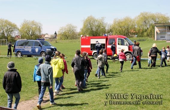 Показове заняття із цивільної оборони для школярів. ФОТО