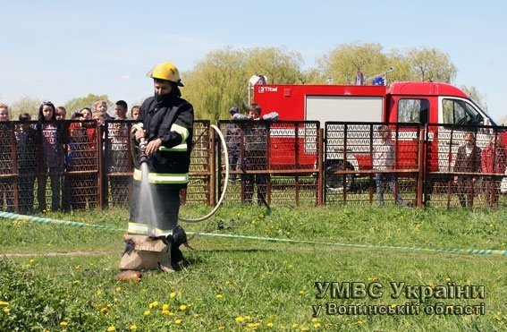 Показове заняття із цивільної оборони для школярів. ФОТО