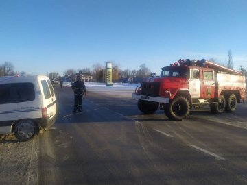 Водій уникав зіткнення з автівкою: на Волині рятувальники витягали з кювету легковик