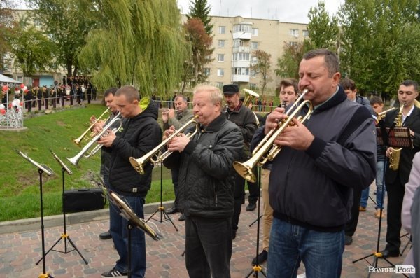 У Луцьку поряд з «Сіті-парком» відкрили Міст закоханих. ФОТО