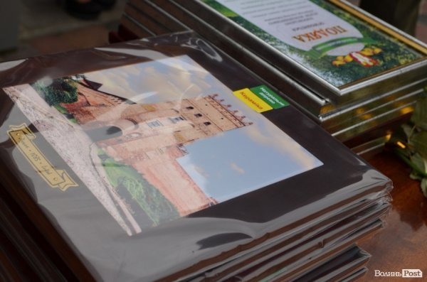 У Луцьку поряд з «Сіті-парком» відкрили Міст закоханих. ФОТО