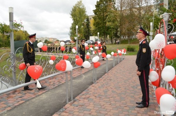 У Луцьку поряд з «Сіті-парком» відкрили Міст закоханих. ФОТО